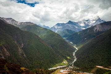 山坳里的小山村