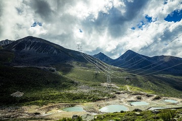 翻山越岭的输电线