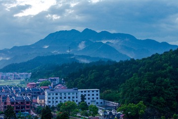 仙华山下小城镇