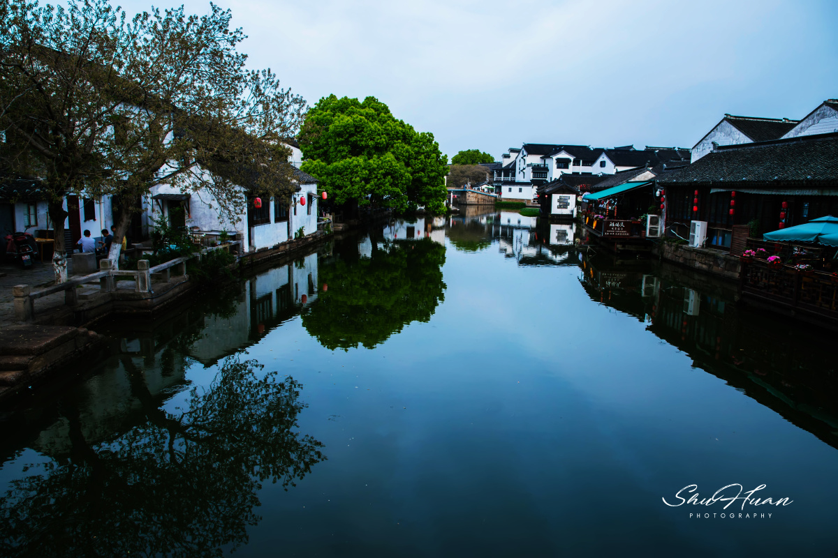 江南的同里如诗如画,一桥一水,旖旎人家,浅墨清韵,犹如一幅委婉的水墨
