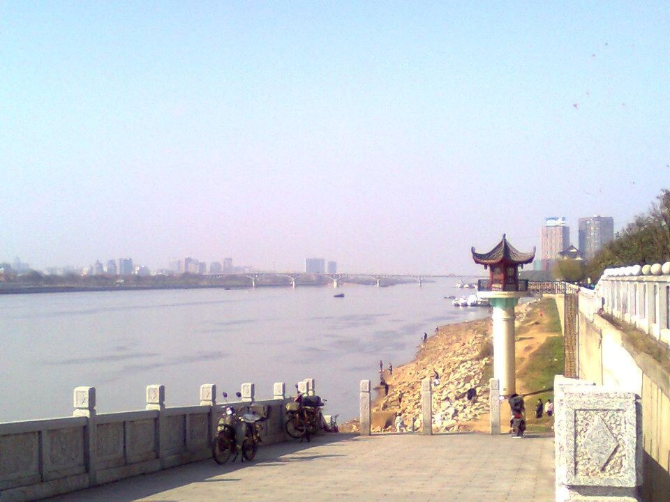长沙江堤景观二<br />
手机拍摄，200W