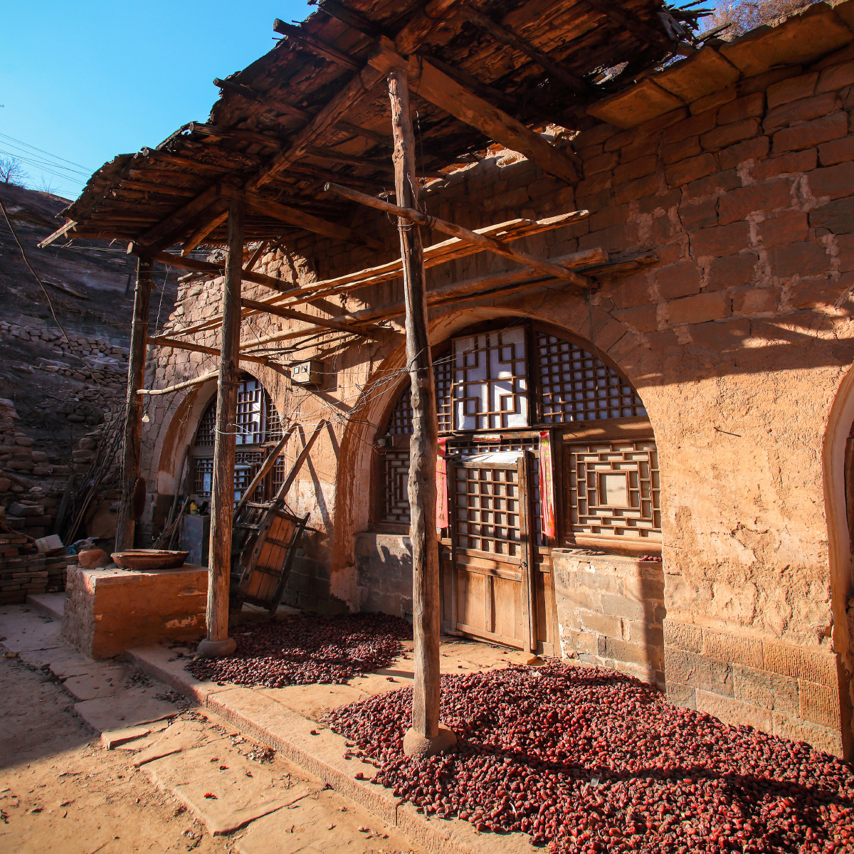 午后阳光温暖的窑洞人家