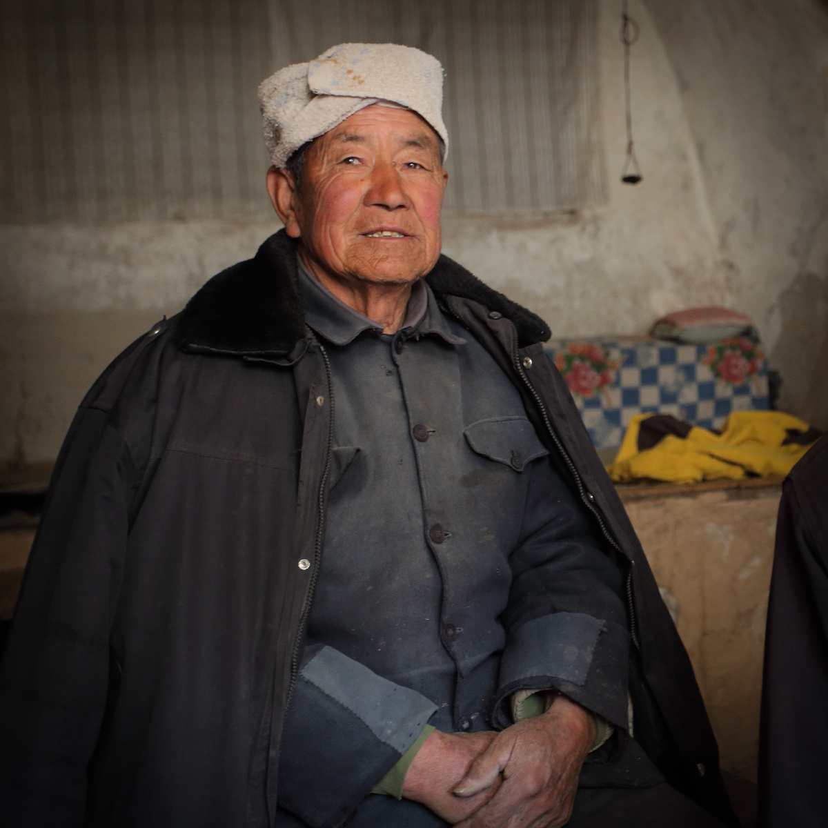 乡亲窑洞里的农民像