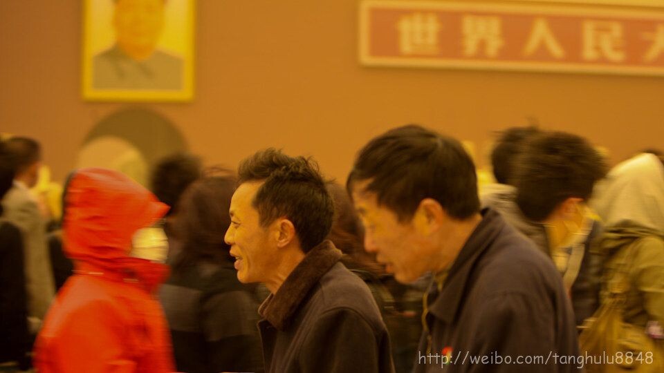 即便如此恶劣天气，天安门依然熙熙攘攘。<br />
