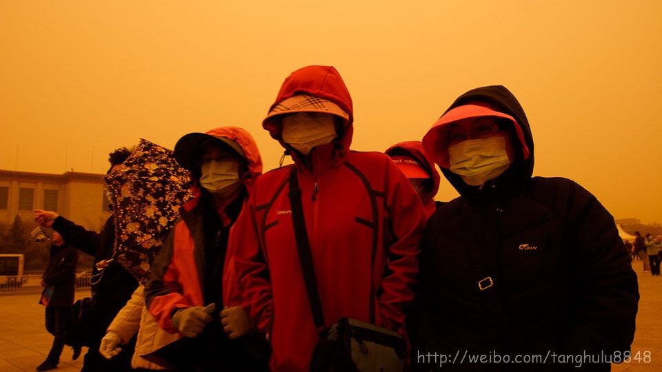 满城尽带白口罩<br />
