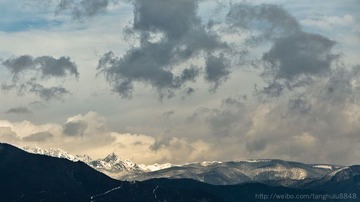 遥望香格里拉雪山
