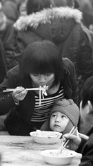 妈妈喂我面条，先吹吹。