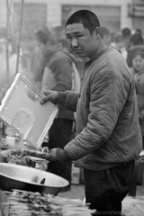 烤羊肉串的小伙