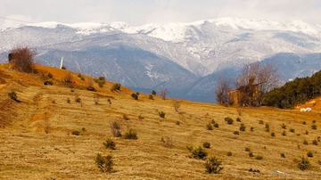 远眺石卡雪山