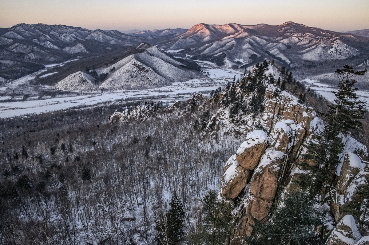《逶迤苍莽》这里是黑龙江省南岔县仙翁山景区,一年四季景色各异.