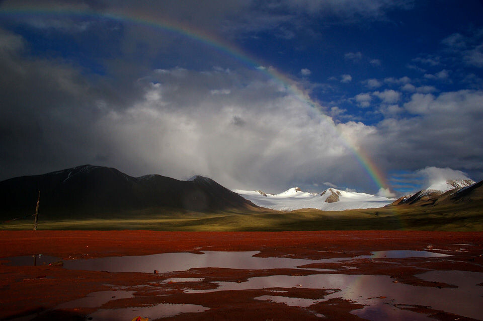 唐古拉山口的彩虹<br />
风雨中蹬着车子爬上海拔5231米的唐古拉山口，彩虹总在风雨后。