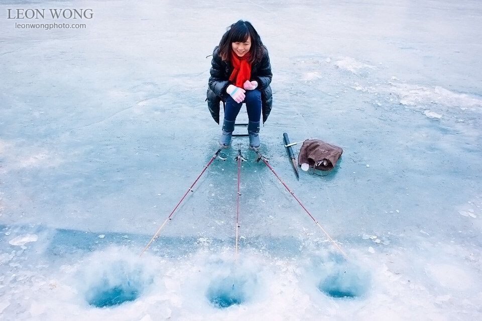 冰钓<br />
睡前发张夫人冰钓图，凿三个冰洞钓鱼啦，摄于2月4日的北京什刹海。