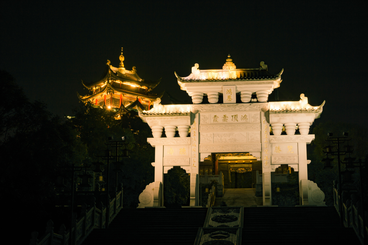重庆夜晚的洪恩寺