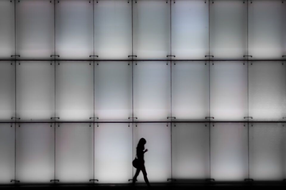 夜色匆匆<br />
在重庆大剧院的外墙下
