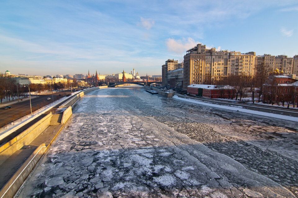 结冰的莫斯科河<br />
