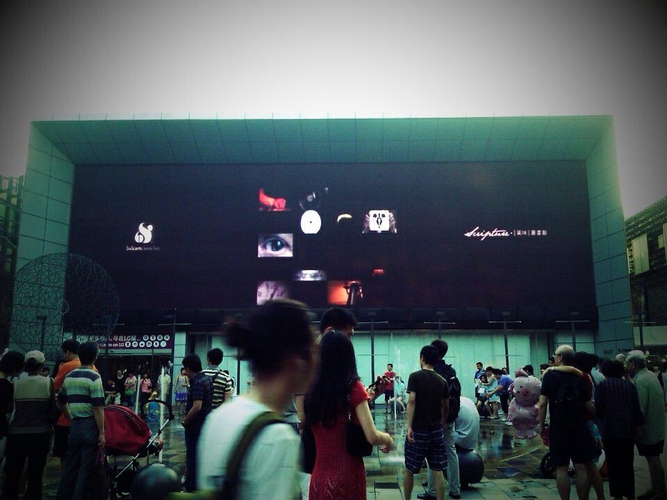 <a href="https://tuchong.com/5029225/" target="_blank">@三里屯</a><br />
站在这里，不觉得在中国