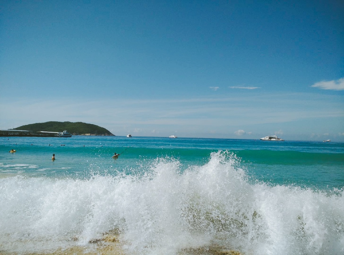 三亚的海浪,像水晶一样晶莹.