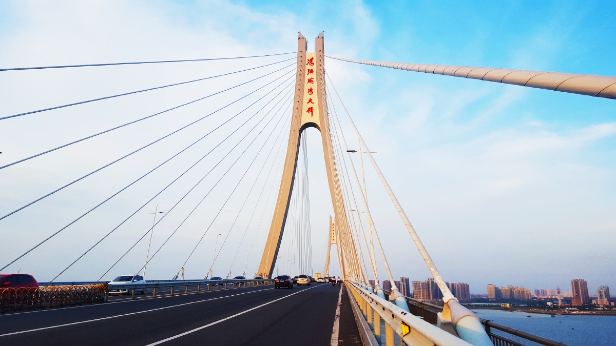 湛江海湾大桥在奥体中心遥望金沙湾