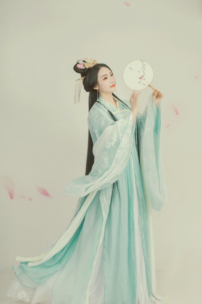 春如旧人空瘦泪痕红浥鲛绡透