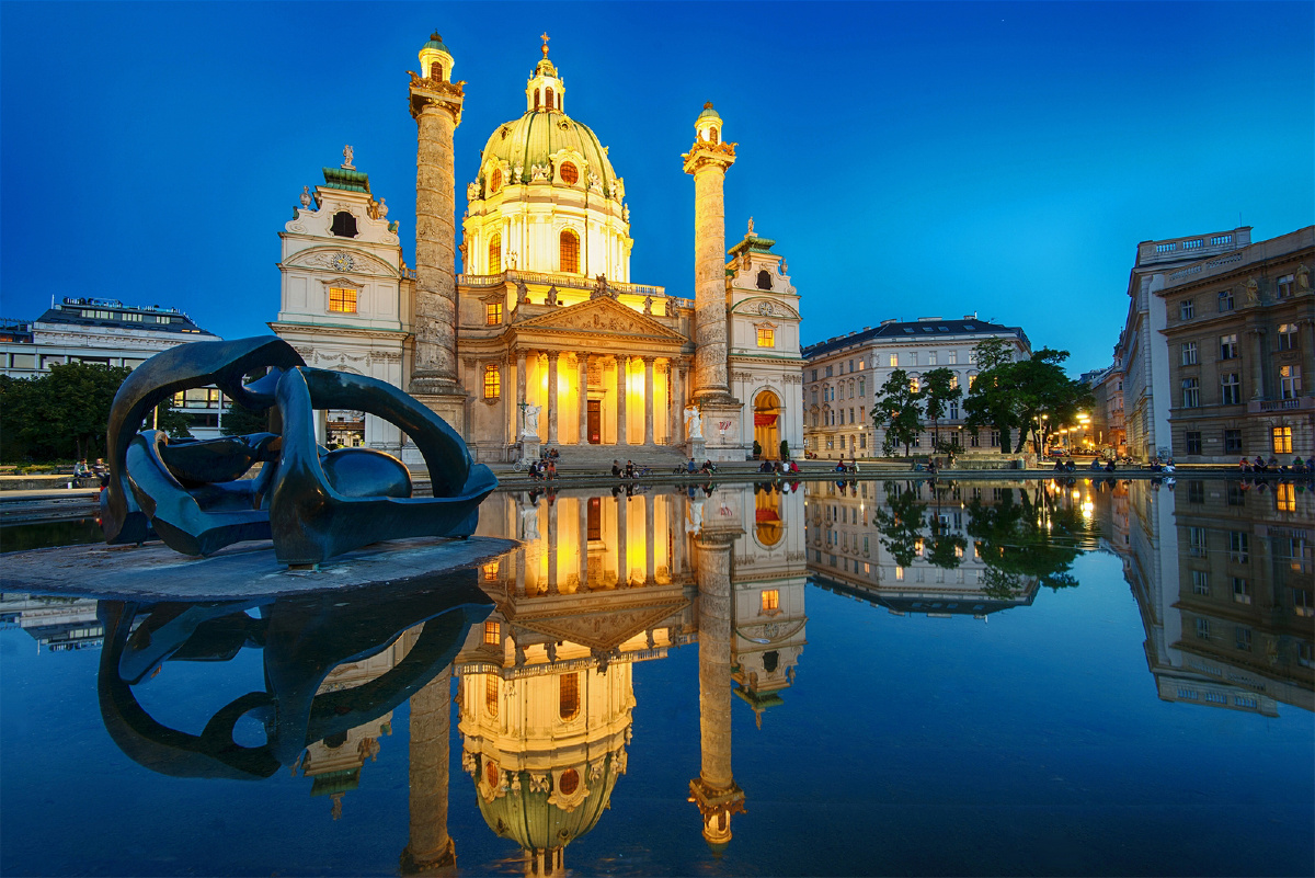 位于金色大厅对面的圣查尔斯大教堂是一座典型的巴洛克风格建筑,作为