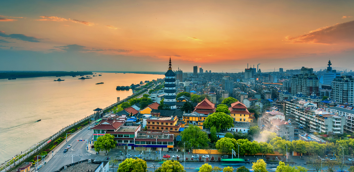 振风塔位于安徽省安庆市迎江区沿江东路北侧,濒临长江,享有"万里长江