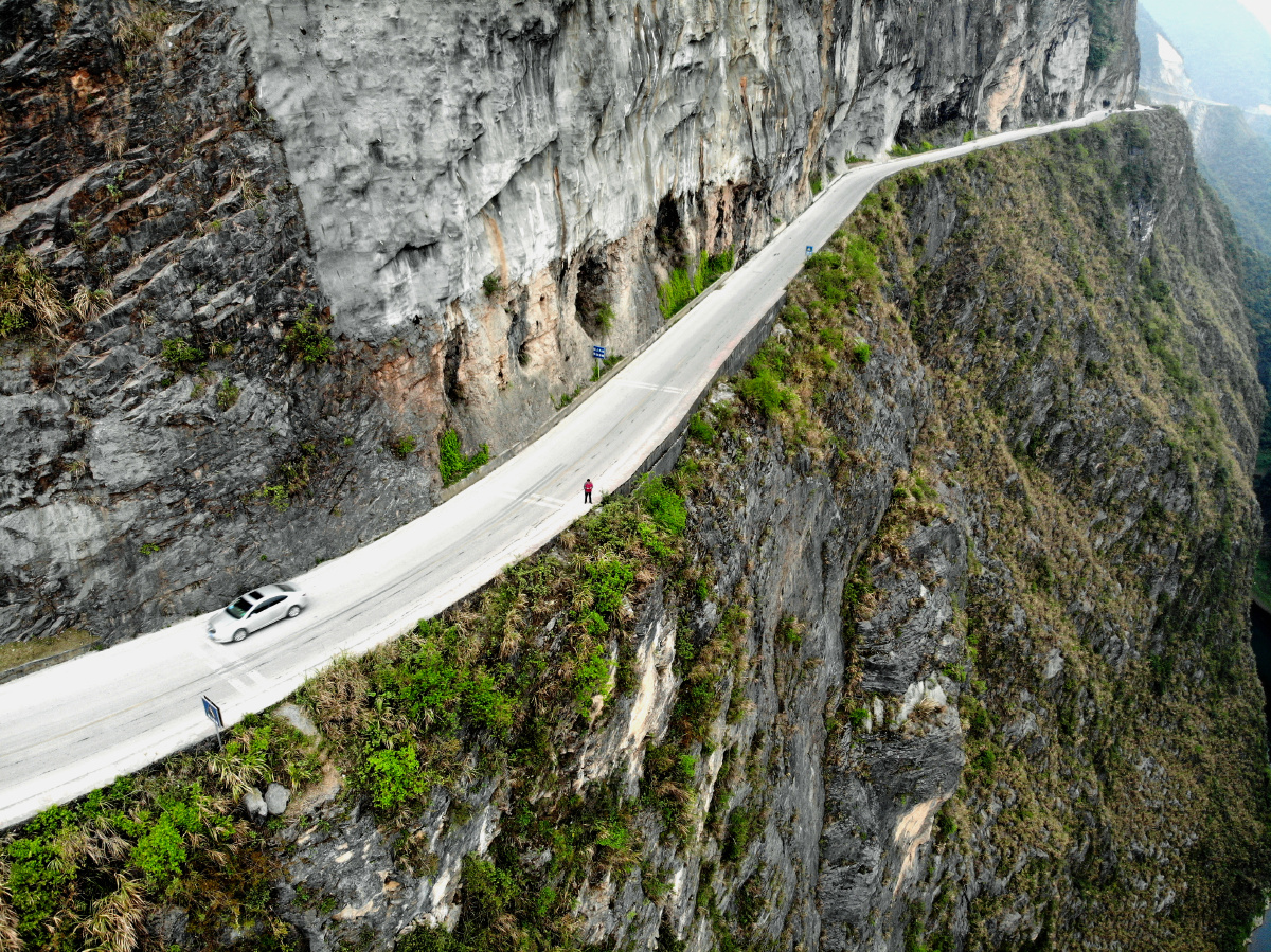 绝壁天路 恩施州鹤峰县,有个地方当地人称雕崖,形容地势险要,只有雕