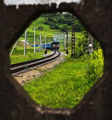 孔中窥铁路