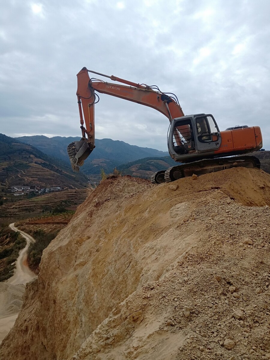 采石场挖掘机司机,定期维护保养挖掘机避免机器故障