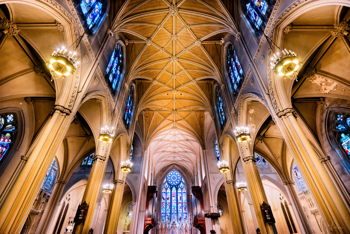 外面是大都会的车马喧嚣,推开门进入教堂却瞬间置身于静默世界,在乱世