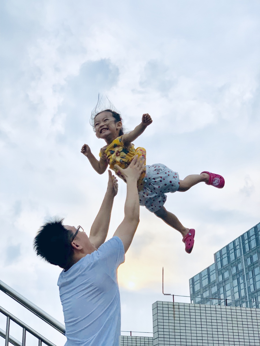 "爸爸,我想举高高!