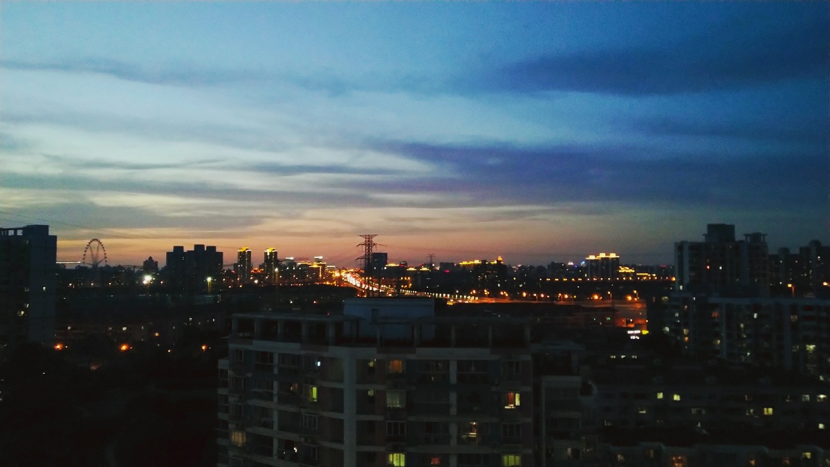 清晨到夜晚世界在不停旋转静观这所有悲喜都熔进灿烂夕阳里