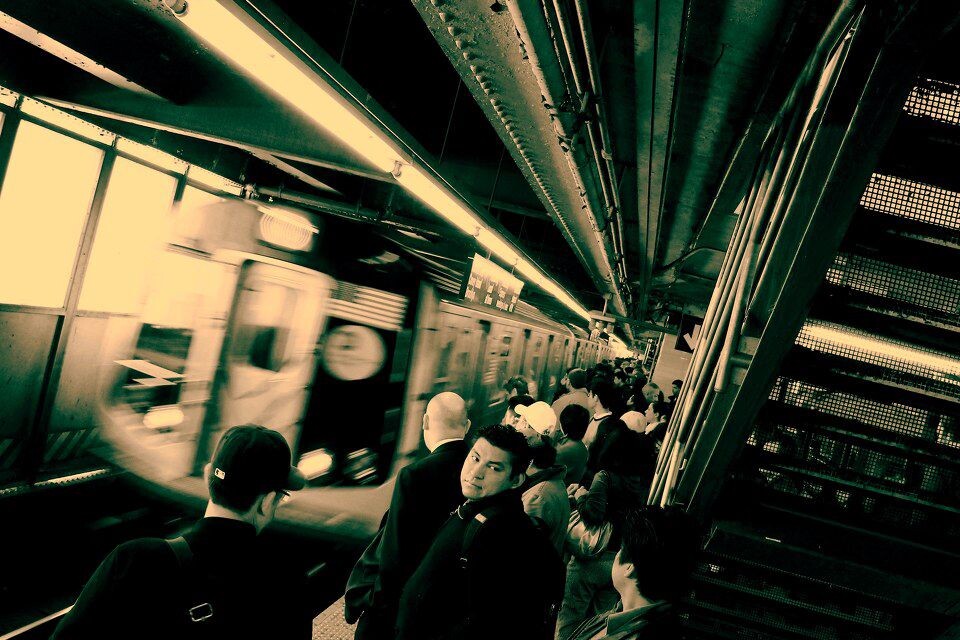 Queensboro Plaza Station<br />
早高峰时段Queensboro Plaza站,Q线往曼哈顿方向列车进站
