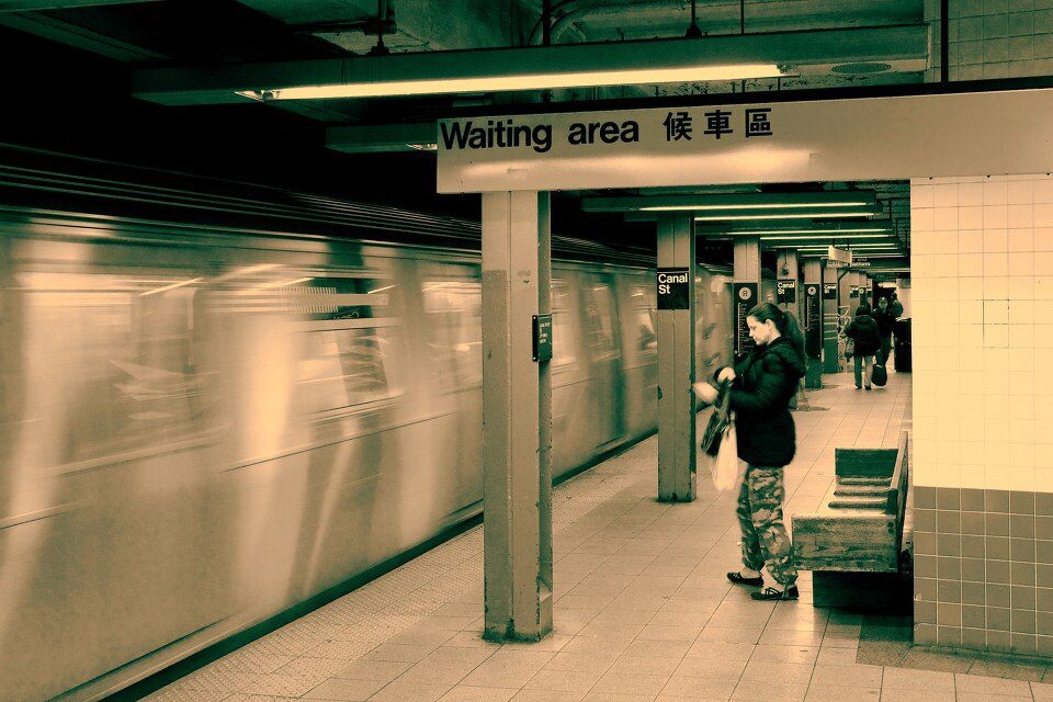 Canal St. Station<br />
深夜的Canal St.站,位于曼哈顿的唐人街附近,本站部分指示牌特别加注中文