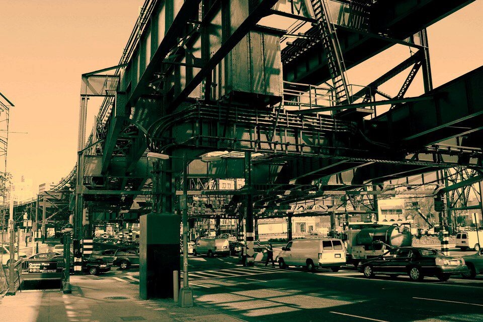 高架轨道<br />
用粗壮钢筋支撑着的7线地铁高架轨道(Queensboro Plaza站和33 St.站之间),左下角的入口是通往位于地下E/M/R线的Queens Plaza站