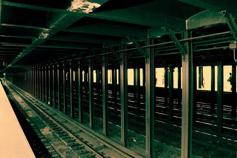 Prince St. Station<br />
1917年建成的Prince St.站,N/R线慢车利用两侧轨道靠站,Q线快车用中间两条轨道越行——纽约地铁快慢线轨道布置方式之一