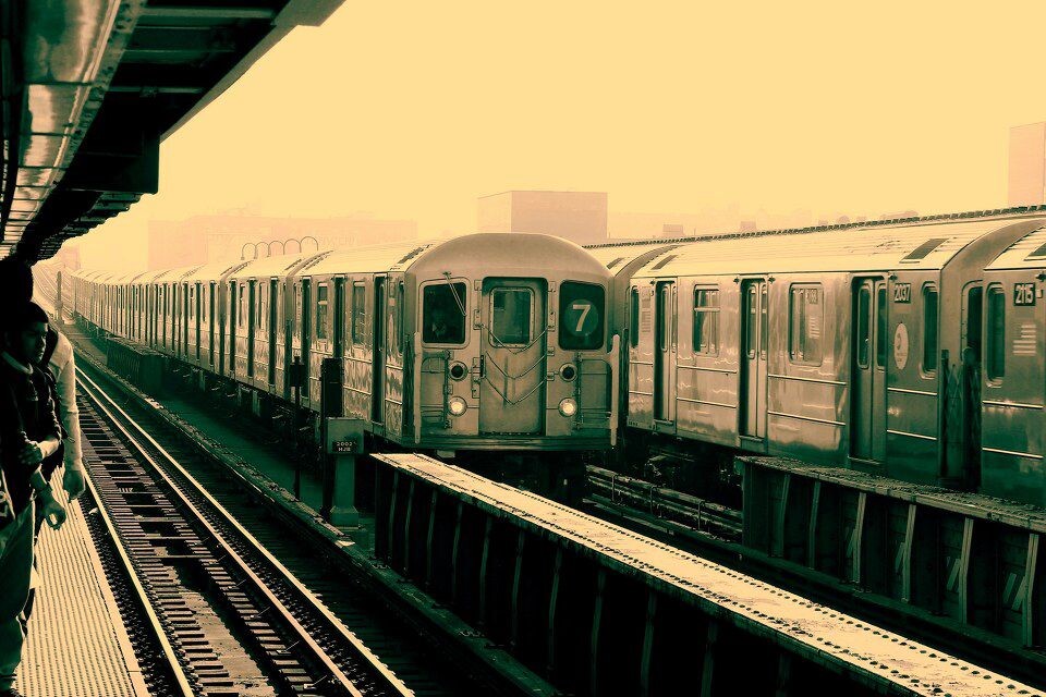 33 St. - Rawson St. Station<br />
早高峰时段的33 St.站,7线往Flushing方向的慢车停靠在右侧轨道,往曼哈顿的早高峰快车用中间的轨道越行(仅供早高峰往曼哈顿和晚高峰往皇后区的快车使用)——纽约地铁快慢线轨道布置方式之二
