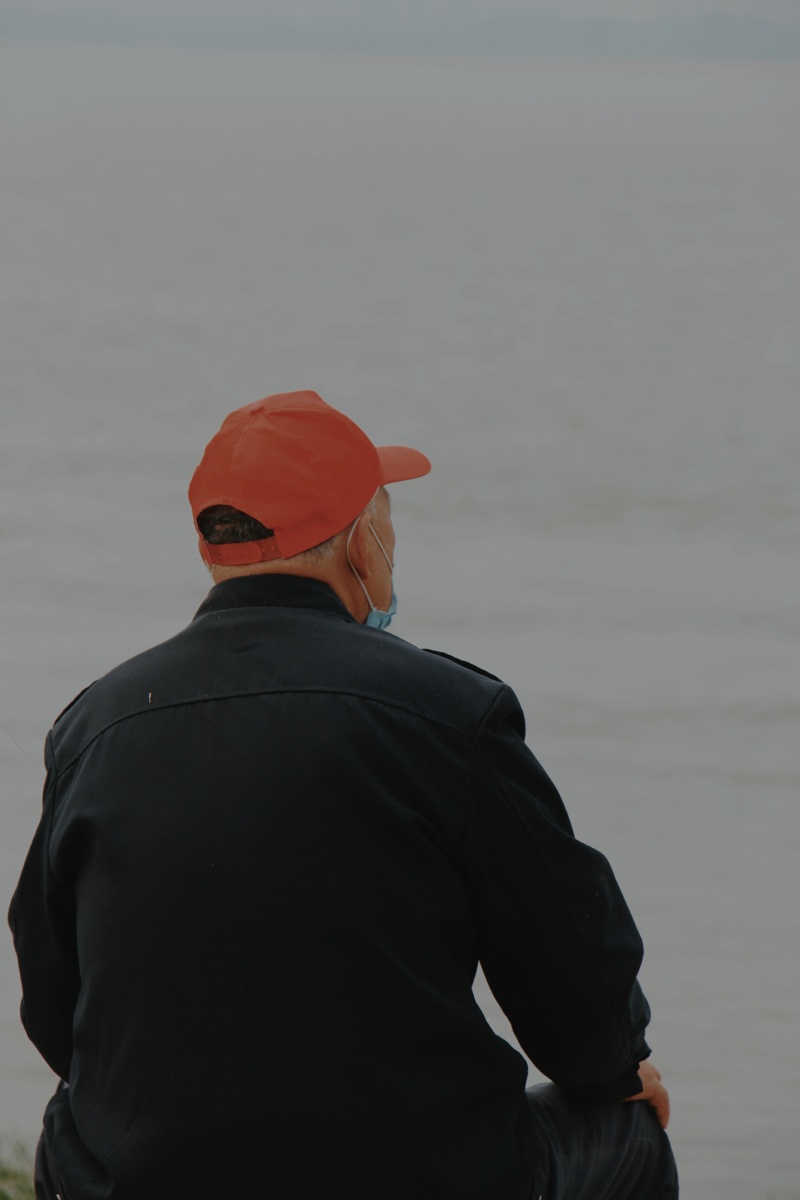 我总觉得我会孤独终老又总觉得有一个人正穿过人群朝我走来理查德罗珀