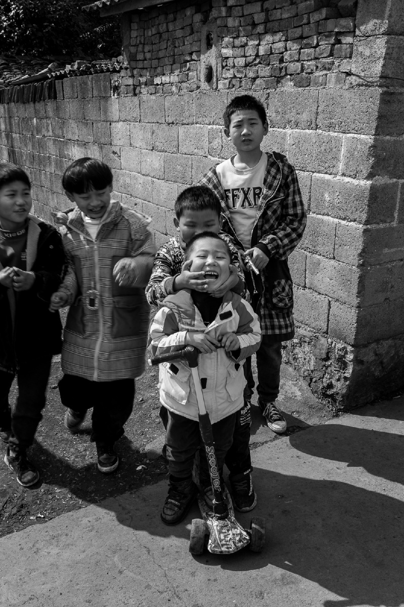 好怀念儿时的开裆裤哟拥抱拥抱拥抱