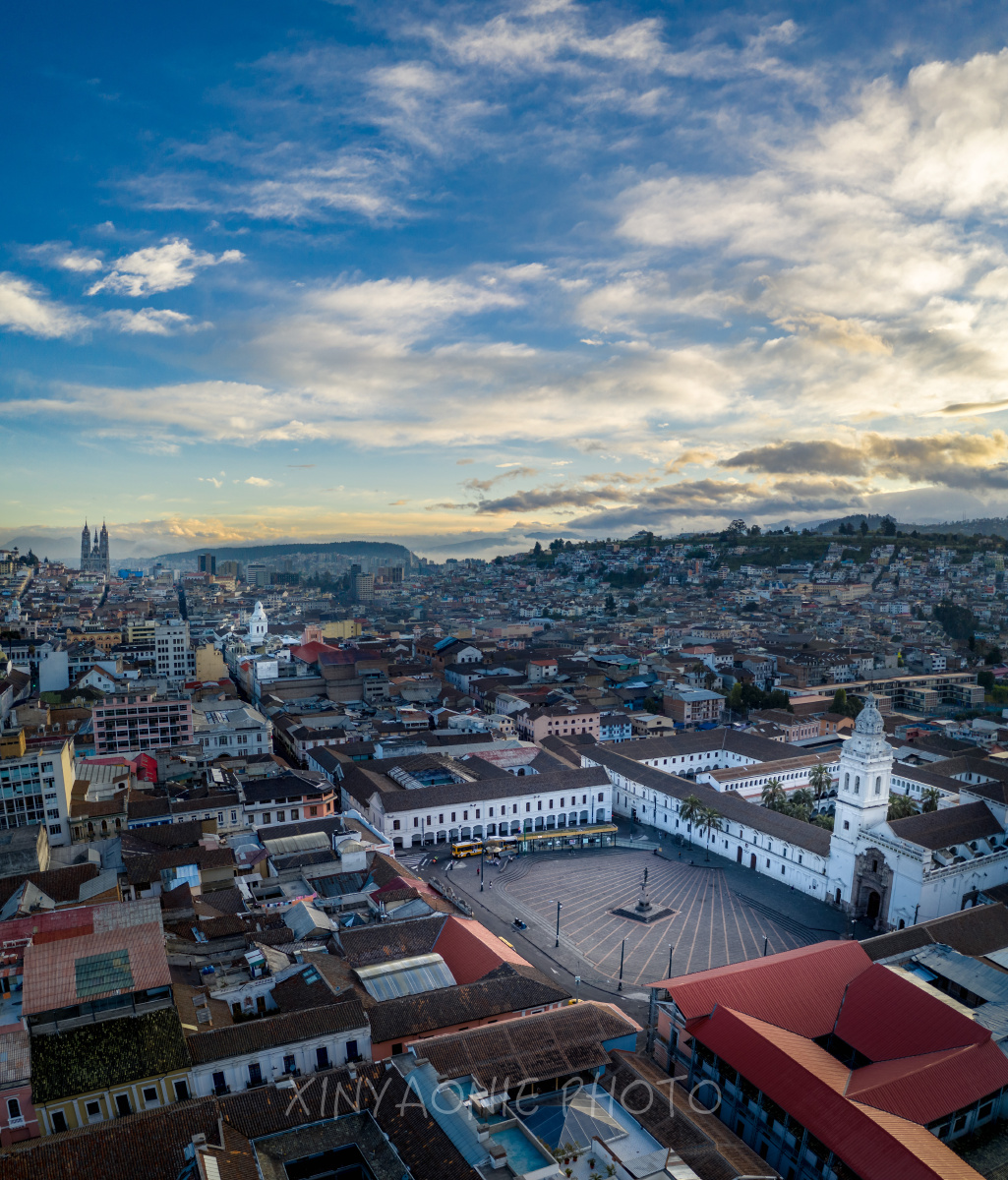住在基多老城里每天都定5点的闹钟想着起来等日出终于有一次没睡过还