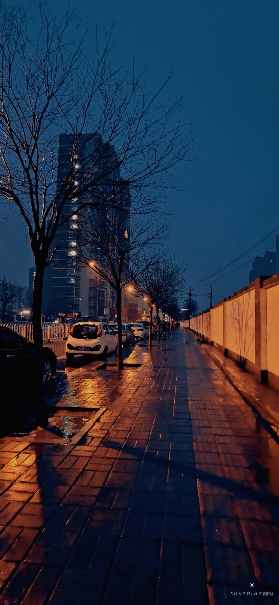 一个下雨的夜晚,别人借了我一把伞.