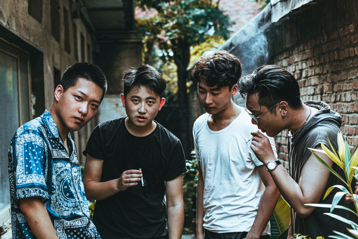 和玩摄影的小伙伴拍的合照都是街溜子