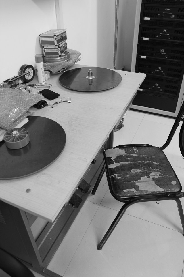 【黑白片,老电影】 br /> 老旧的椅子磨掉了表面的皮,很有时代感.