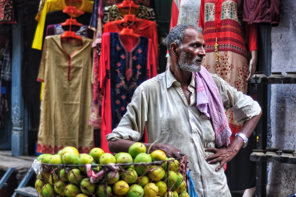 尼泊尔街头卖水果的摊贩他们沿用了印度的种姓制度卖水果的世代就只能
