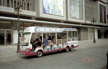 636773