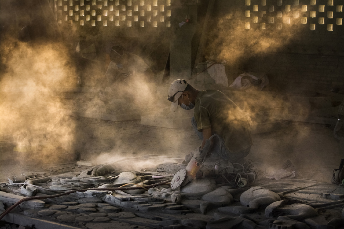 惠安石雕技艺,工人正在雕琢石雕