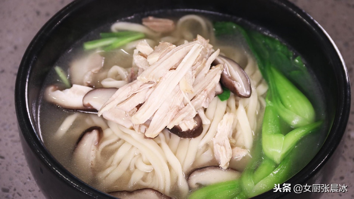 【香菇鸡丝面】教程详解,1个鸡腿4个香菇,手把手教你家常版香菇鸡丝面