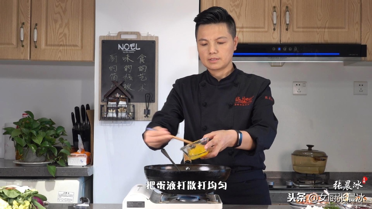 超火爆的韩式泡菜炒饭,简单易做又美味主料:米饭,泡
