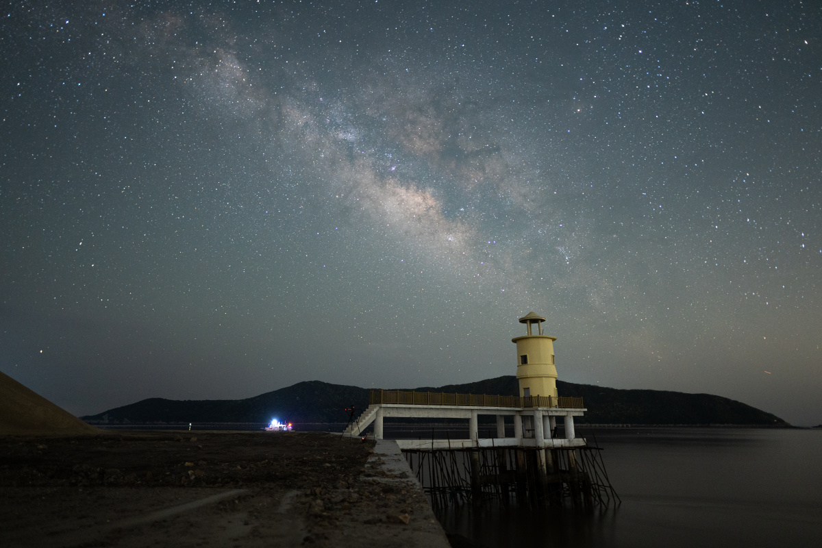 站在海上的灯塔仰望着星辰大海