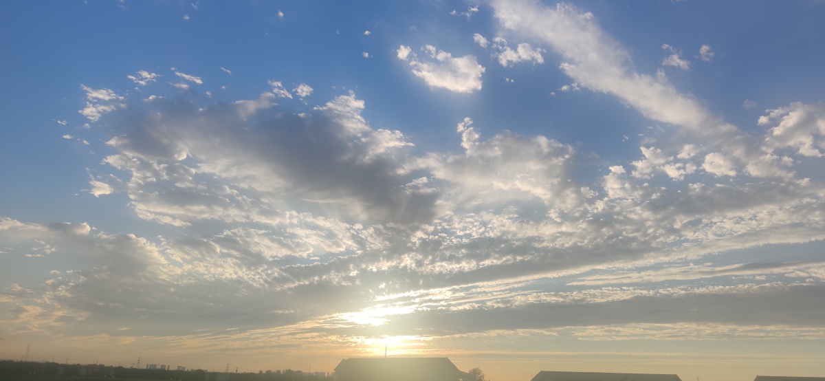 天空收容每一片云彩,不论美丑,故天空广阔无比,做人也一样 - 摄影师警