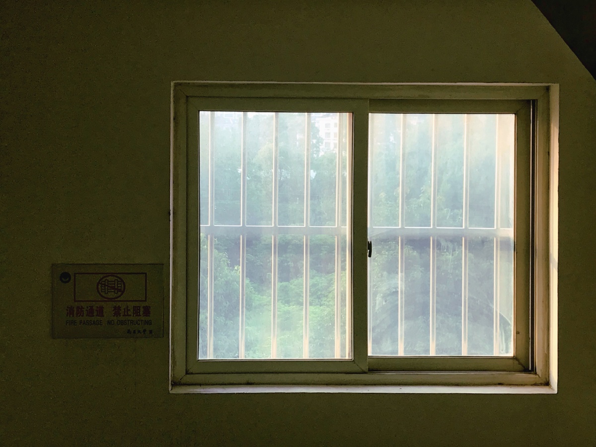 宿舍楼道的窗户